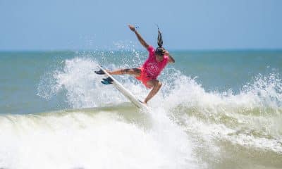 Na imagem, Silvana Lima fazendo uma manobra na parte alta da onda.