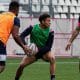 Na imagem, Théo Bastardie prestes a arremessar a bola de rugby para o companheiro no treino.