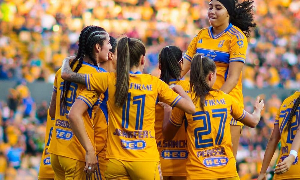 Na imagem, equipe do Tigres comemorando o primeiro gol.