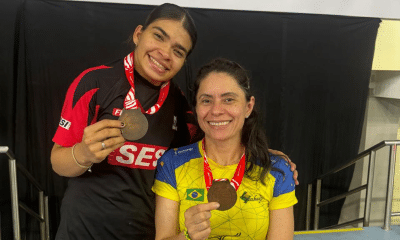 Ana Carolina Reis e Ana Gomes posam para foto com suas medalhas do Internacional da Indonésia