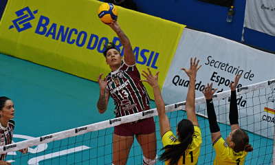 Ariane ataca no jogo entre Fluminense e Renasce Sorocaba na Superliga Feminina de Vôlei