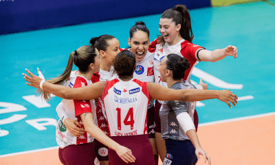 Paulistano Barueri comemora ponto contra o Fluminense na Superliga Feminina