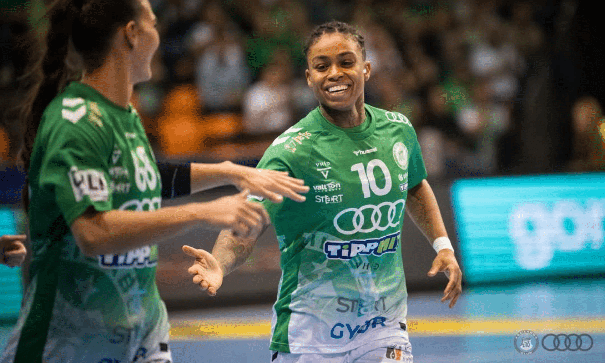 Bruna de Paula comemora gol do Gyori na Champions League de handebol