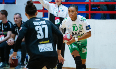 Bruna de Paula em quadra pelo Gyori no Campeonato Húngaro de handebol feminino