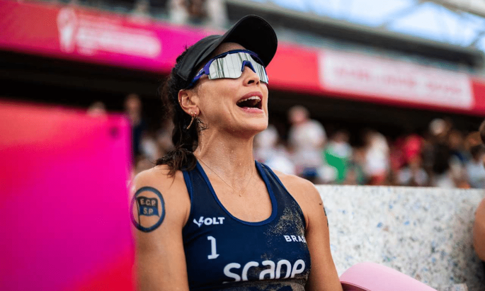 Carol Solberg comemora prisão do ex-presidente Jair Bolsonaro no mundial de vôlei de praia