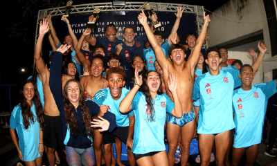 Flamengo comemora o título do Brasileiro Juvenil de Natação