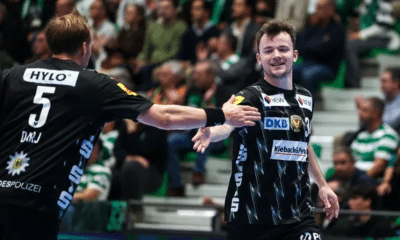 Jogadores do Füchse Berlim comemoram gol contra o Sporting na Champions League de handebol masculino