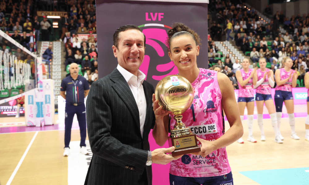 Gabi Guimarães recebe troféu de MVP da Liga Italiana de vôlei feminino
