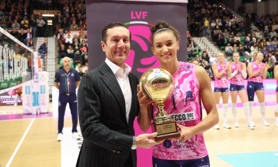 Gabi Guimarães recebe troféu de MVP da Liga Italiana de vôlei feminino