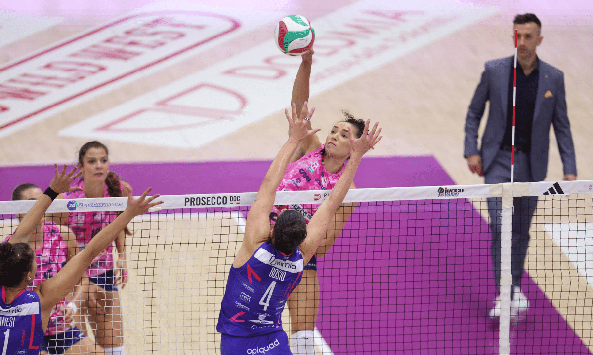 Gabi Guimarães faz ataque no jogo entre Conegliano e Milano na Liga Italiana de vôlei feminino