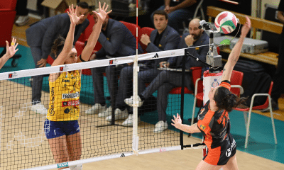 Gabi Guimarães sobe no bloqueio em jogo do Conegliano na Liga Italiana de vôlei feminino