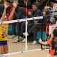 Gabi Guimarães sobe no bloqueio em jogo do Conegliano na Liga Italiana de vôlei feminino