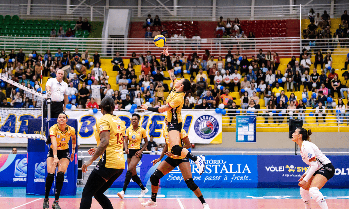 Gabiru ataca no jogo entre Mackenzie e Barueri na Superliga Feminina