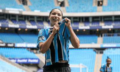 Giovaninha mostra o escudo do Grêmio após gol da vitória na final do Gauchão Feminino