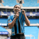 Giovaninha mostra o escudo do Grêmio após gol da vitória na final do Gauchão Feminino
