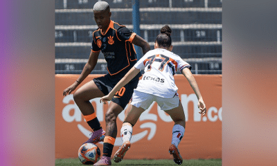 Johnson conduz a bola no jogo entre Corinthians e São Paulo no paulistão feminino