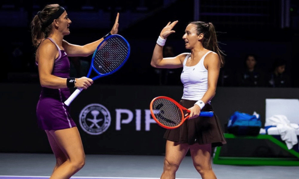 Luisa Stefani e Timea Babos comemoram ponto em partida do WTA Finals