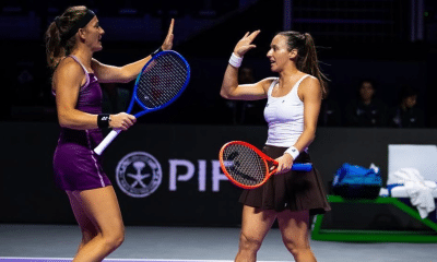 Luisa Stefani e Timea Babos comemoram ponto em partida do WTA Finals