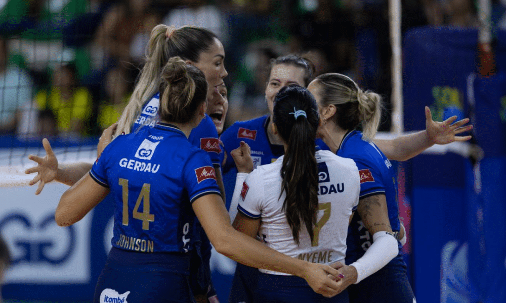 Jogadoras do Minas comemoram ponto contra o Brasília na Superliga Feminina de vôlei