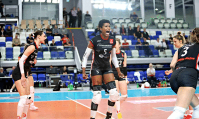 Régis comemora ponto do LKS Lodz em jogo da Liga Polonesa de vôlei feminino