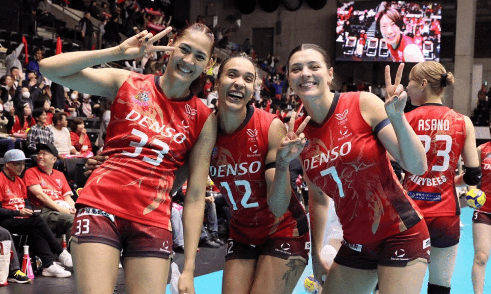 Rosamaria, Sabrina e companheiras do Denso Airybees comemoram vitória na Liga Japonesa de vôlei feminino