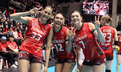 Rosamaria, Sabrina e companheiras do Denso Airybees comemoram vitória na Liga Japonesa de vôlei feminino