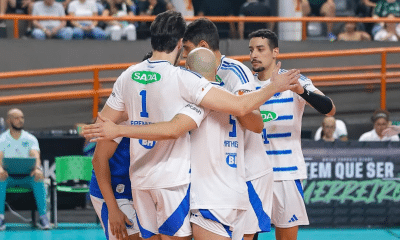 Jogadores do Sada Cruzeiro comemoram ponto contra o Goiás na Superliga Masculina
