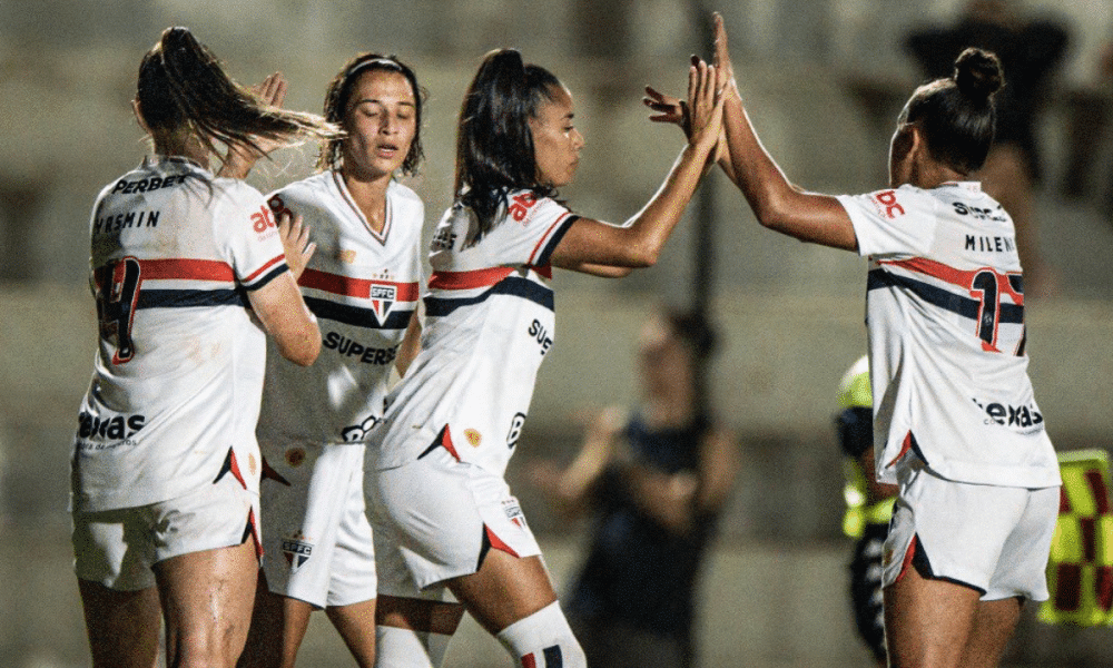 Jogadoras do São Paulo comemoram vitória sobre o Realidade Jovem no Paulistão Feminino