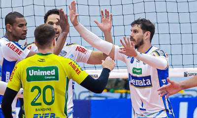 Jogadores do vôlei renata comemoram ponto contra o Joinville na Superliga Masculina de vôlei