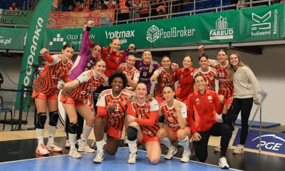 Mari Fernandes com o elenco do Zaglebie Lubin após vitória na Liga Europeia de handebol feminino