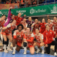 Mari Fernandes com o elenco do Zaglebie Lubin após vitória na Liga Europeia de handebol feminino