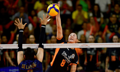 Bianca Cugno ataca bola para o Osasco no jogo contra o Alianza Lima no Mundial de Clubes de vôlei feminino