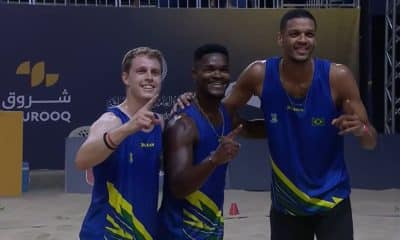 Na imagem, trio de atletas do Brasil comemorando a conquista do Mundial de AirBadminton.