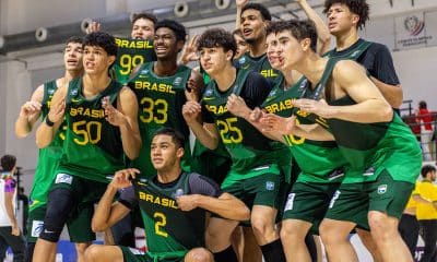 Na imagem, jogadores do Brasil comemorando o título Sub-17.