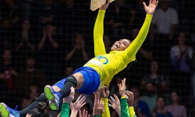 Na imagem, Bruna de Paula sendo lançada pelas companheiras de Brasil e comemorando.