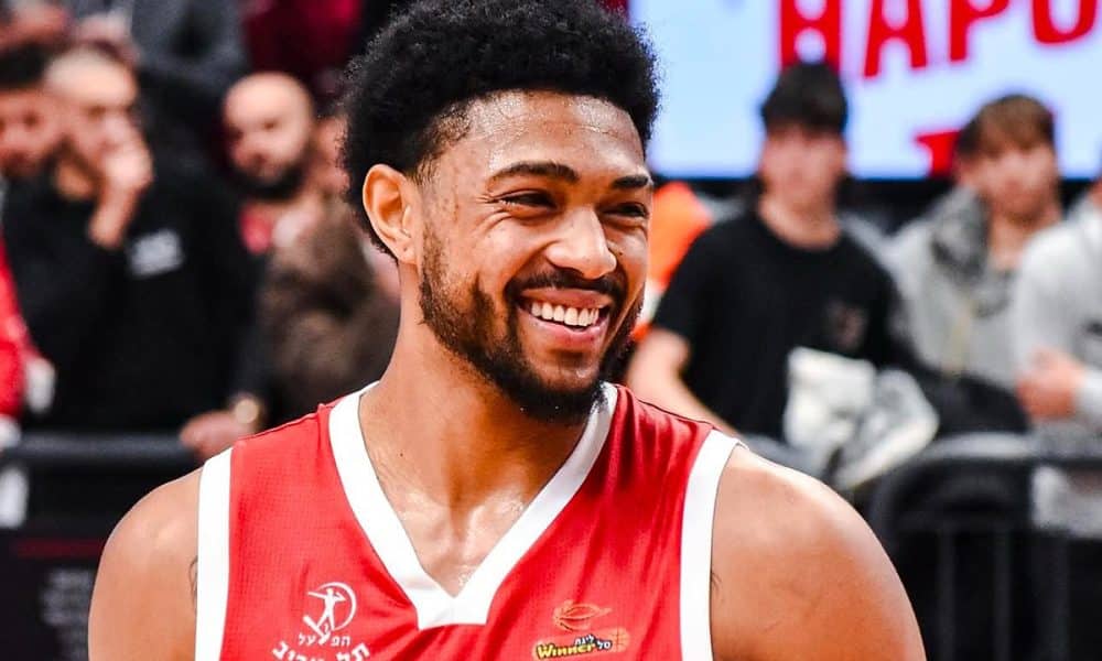 Na imagem, Bruno Caboclo, que está sem atuar pelo Hapoel devido a uma cirurgia nas costas.