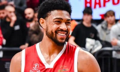 Na imagem, Bruno Caboclo, que está sem atuar pelo Hapoel devido a uma cirurgia nas costas.