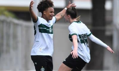 Na imagem, Kailane comemorando um dos gols do Coritiba na final.