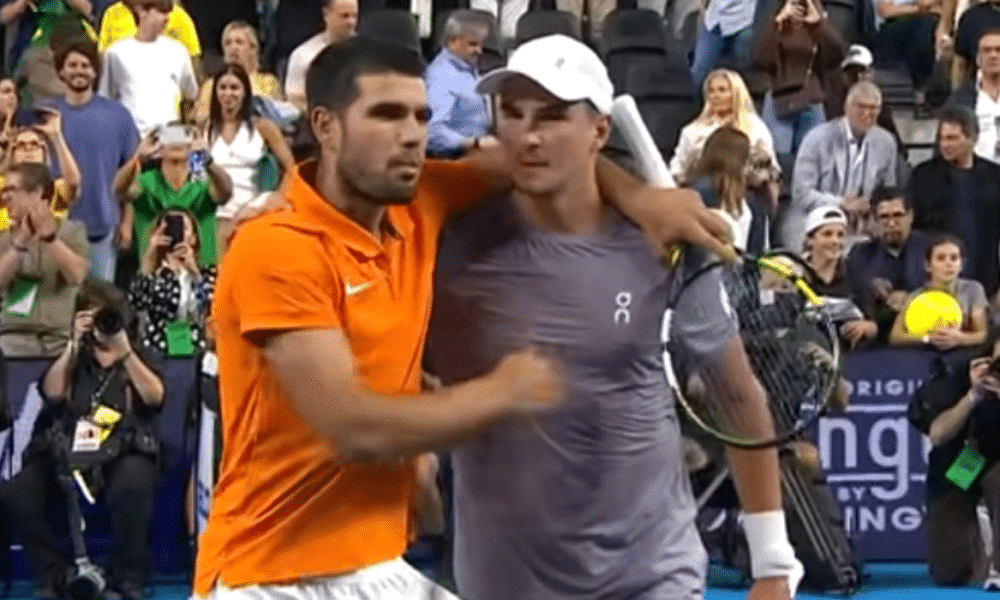 João Fonseca jogou contra Carlos Alcaraz pela primeira vez em torneio de exibição (Foto: Reprodução YouTube GE TV)