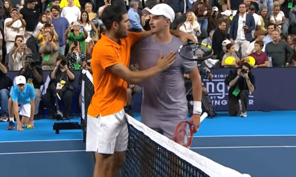 João Fonseca jogou contra Carlos Alcaraz pela primeira vez em torneio de exibição (Foto: Reprodução YouTube GE TV)