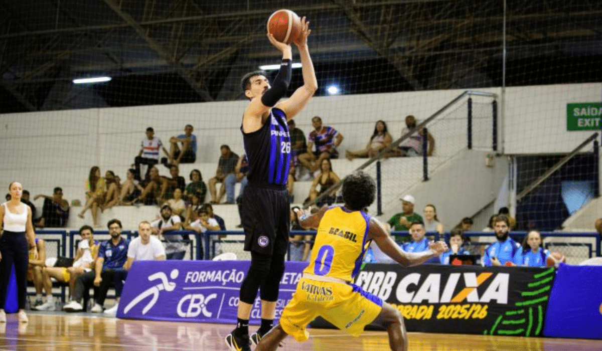 Pinheiros manteve liderança do NBB com vitória fora de casa contra Fortaleza (Foto: Carlos Rosewelt/Fortaleza)