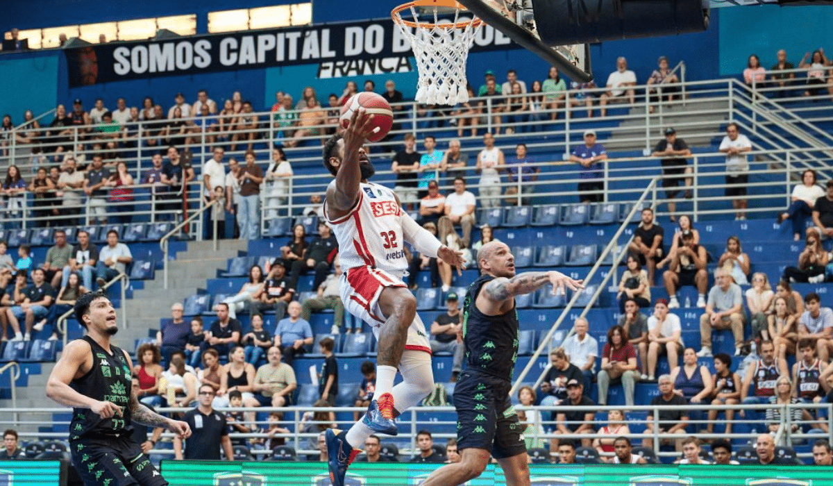 David Jackson fez 17 pontos na vitória do Sesi Franca sobre Bauru (Foto: Marcos LImonti/SFB)