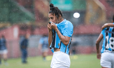 Gisele comemora o gol que garantiu a classificação do Grêmio na semifinal da Copinha