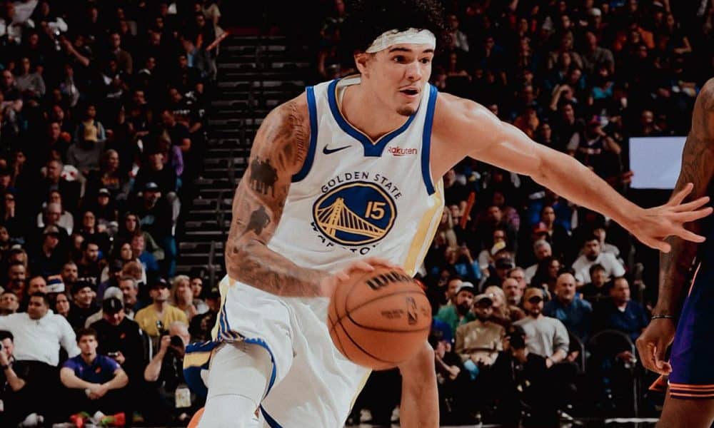 Na imagem, Gui Santos correndo e armando a jogada para o Golden State Warriors.