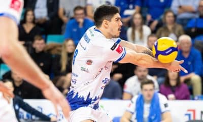 Na imagem, Henrique Honorato recepcionando a bola para o Slepsk Suwalki.