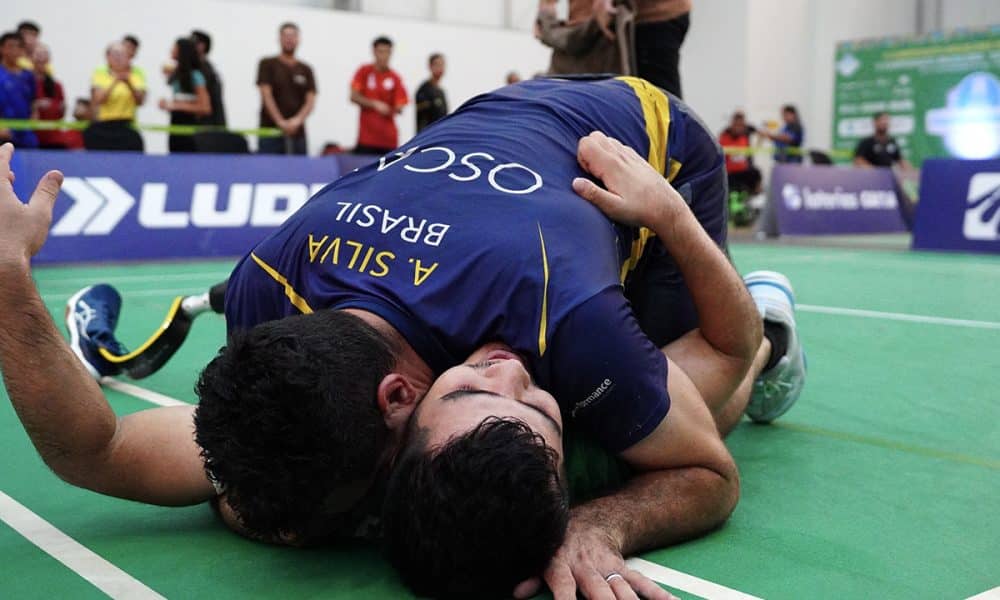 Na imagem, momento após vitória de Breno, que foi abraçado pelo adversário André.