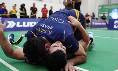 Na imagem, momento após vitória de Breno, que foi abraçado pelo adversário André.