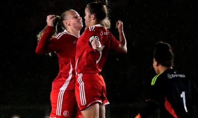Na imagem, jogadoras do Internacional comemorando um dos gols da vitória sobre o Corinthians.