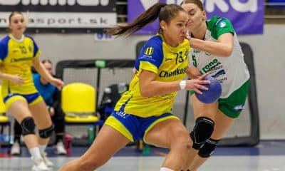 Na imagem, Juliane Pereira partindo para a finalização da jogada para o Michalovce.