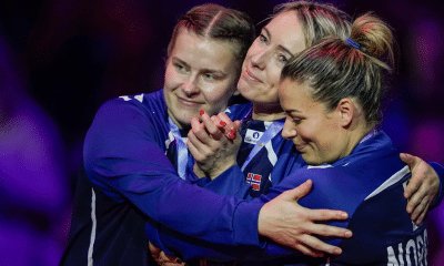 Katrine Lunde foi abraçada por Nora Mørk e Maren Aardahl após a vitória no Mundial de Handebol Feminino (Foto Beate Oma DahleNTB)